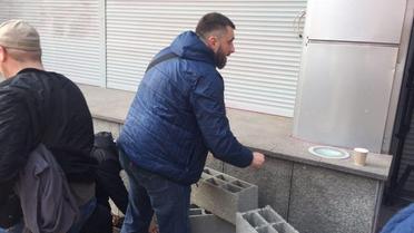 автивісти замуровують вхід до Сбербанку в Києві_4 / © azov.press