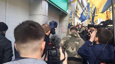 автивісти замуровують вхід до Сбербанку в Києві_1 / © azov.press