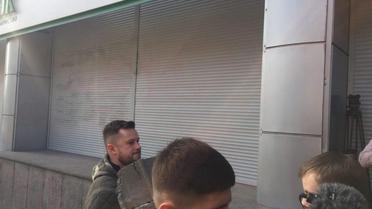 автивісти замуровують вхід до Сбербанку в Києві_5 / © azov.press