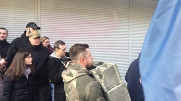автивісти замуровують вхід до Сбербанку в Києві_2 / © azov.press
