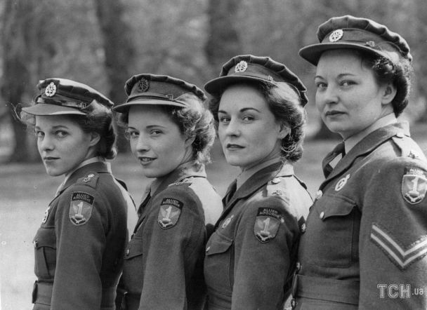 Чотири жінки-шифрувальниці працюють у штаб-квартирі повітряно-десантних військ союзників. Зліва направо — Пеннінгтон, Персіваль, Брамбл та Бейтс / © Getty Images