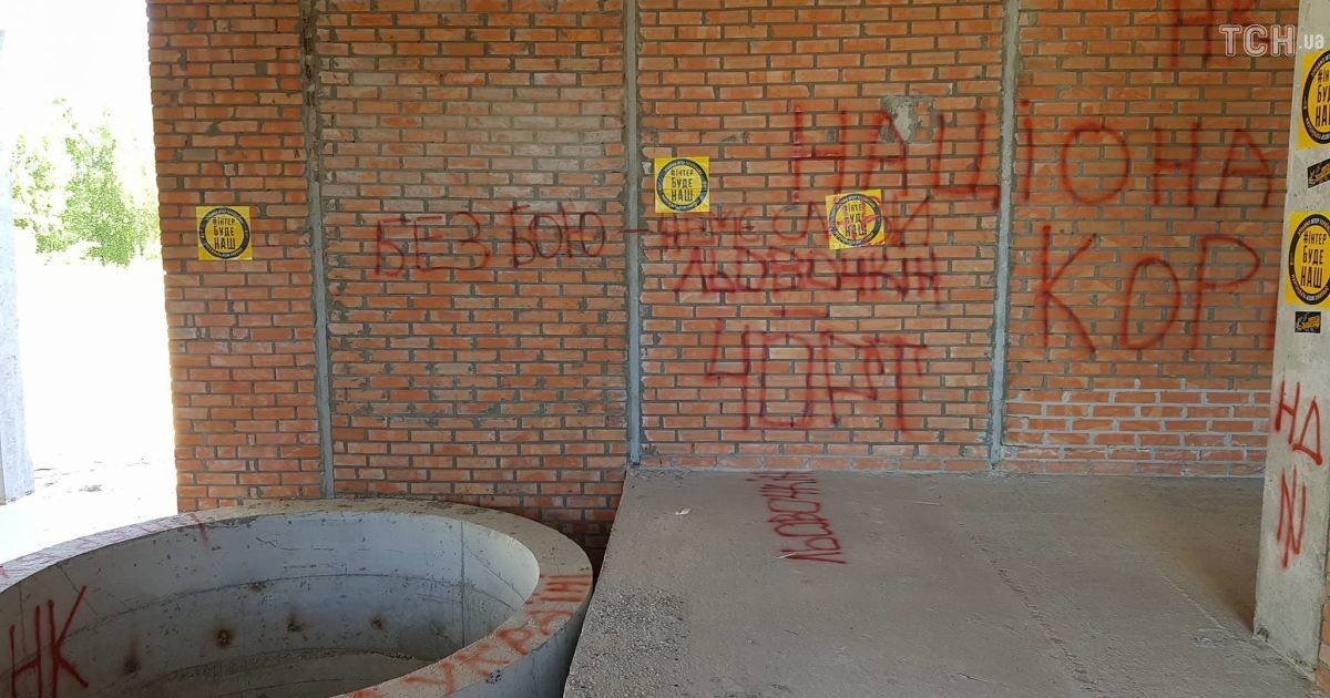 Нацкорпус розмалював будинок Льовочкіна_7 / © Фото Ивана Гребенюка/ТСН
