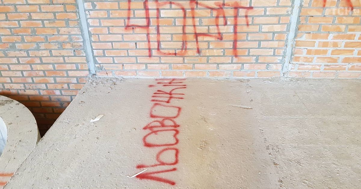 Нацкорпус розмалював будинок Льовочкіна_15 / © Фото Ивана Гребенюка/ТСН
