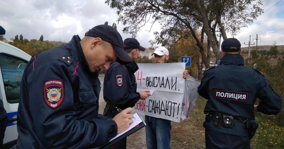 Полиция отпустила большинство задержанных участников одиночных пикетов против репрессий в Крыму