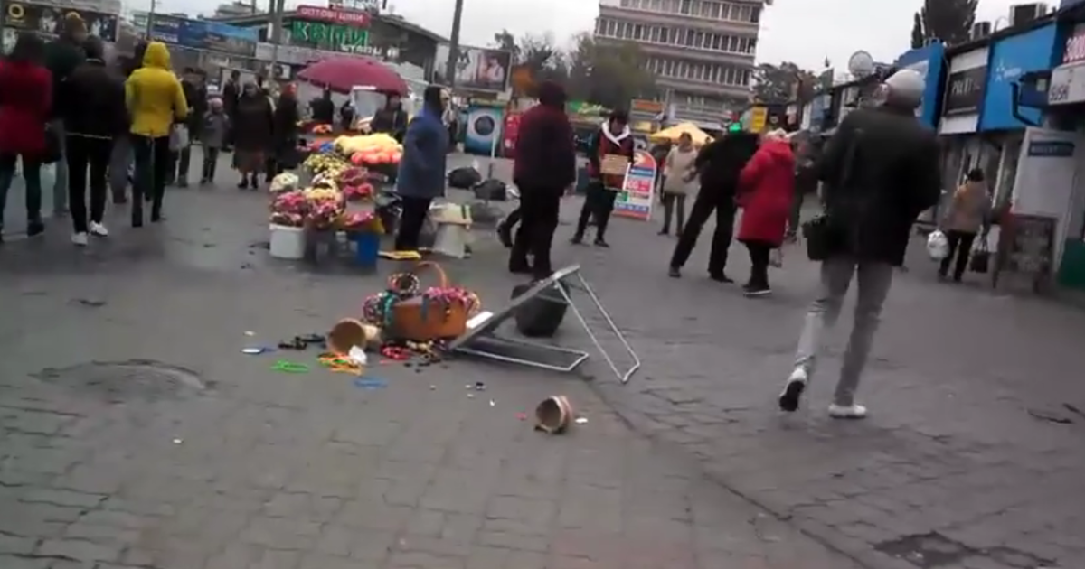 В Киеве женщины устроили "битву" стульями за торговые места возле метро