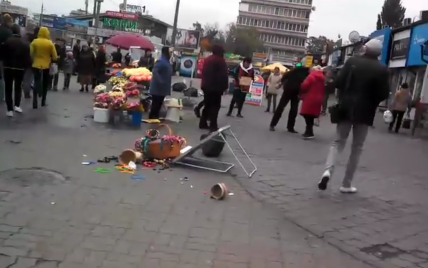 У Києві жіночки влаштували "битву" стільцями за торговельні місця біля метро