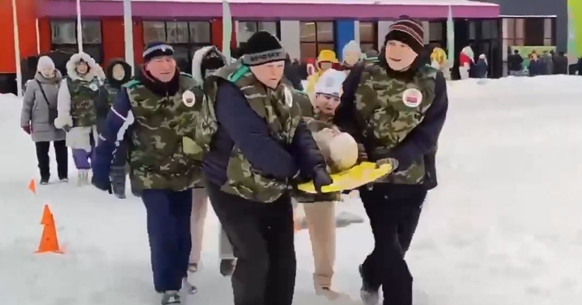 Московские пенсионеры носили "раненых" и разбирали автоматы ради сухпайка