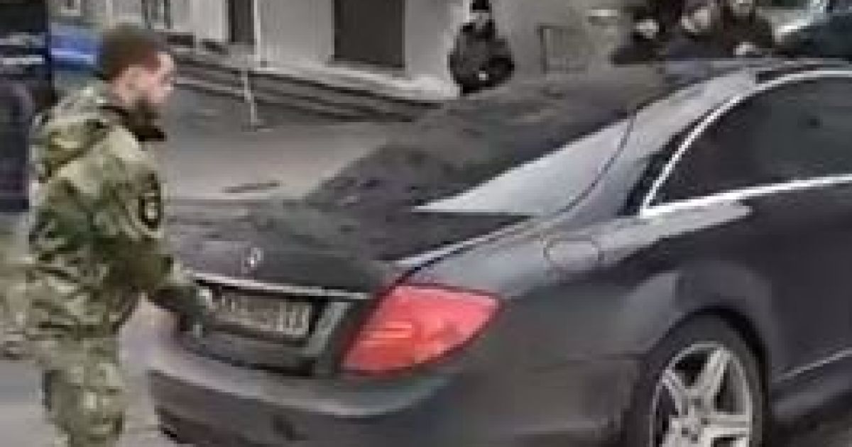 В центре Киева боец "Донбасса" перекрыл своим авто улицу, не давая вывезти Саакашвили 