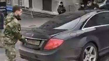 В центре Киева боец "Донбасса" перекрыл своим авто улицу, не давая вывезти Саакашвили 