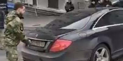 У центрі Києва боєць "Донбасу" перекрив своїм авто вулицю, не даючи вивезти Саакашвілі 