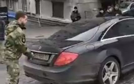У центрі Києва боєць "Донбасу" перекрив своїм авто вулицю, не даючи вивезти Саакашвілі 