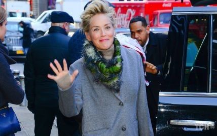 В стильном пальто и ярких сапогах: Шерон Стоун на улицах Нью-Йорка
