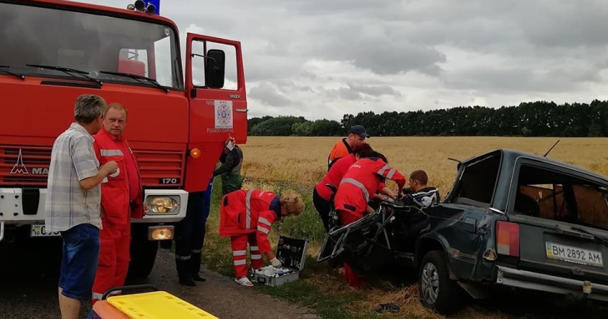 Водитель "Жигулей" пострадал в серьезной аварии с трактором на Киевщине