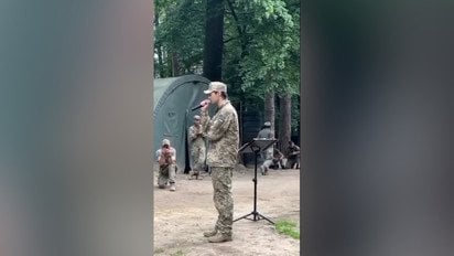 Микита Ломакін заспівав для побратимів під час військових навчань