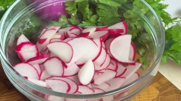 Салати з редискою: 7 рецептів смачних та корисних страв