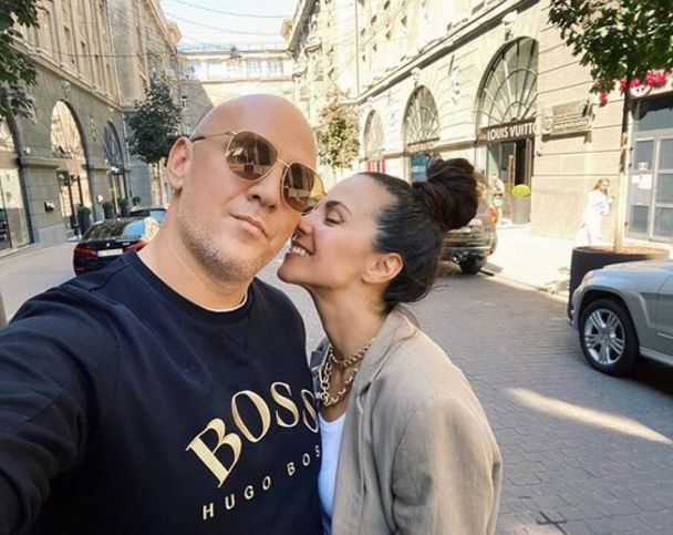 Потап засветил аппетитные формы Насти Каменских в топе и обтягивающих шортах и поздравил ее с 38-летием
