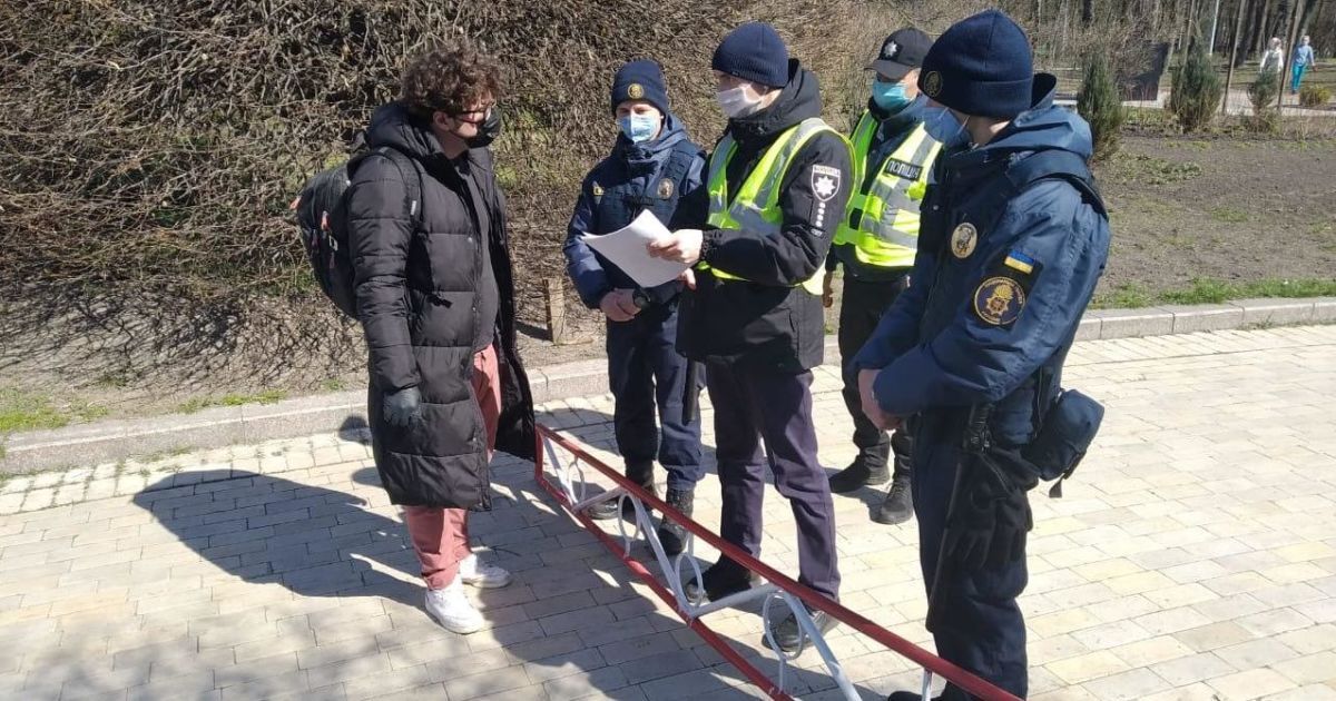 Коронавірус в Україні: поліцейські склали майже 4000 адмінпротоколів за порушення правил карантину