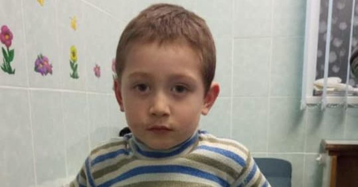 У Києві загубився і бігав сам маленький хлопчик. Поліція просить допомогти розшукати батьків