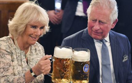 В цветочном платье и с бокалом пива: герцогиня Корнуольская и принц Чарльз в Мюнхене