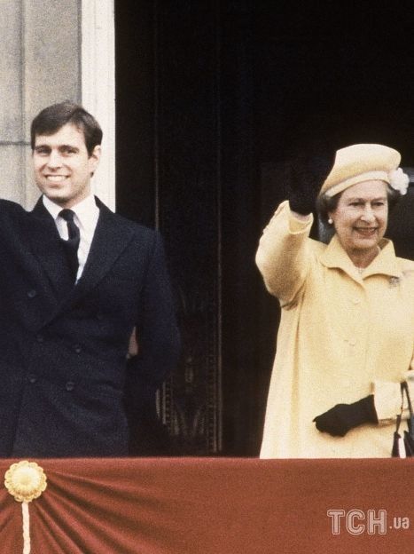 Сара, принц Эндрю, королева Елизавета и принц Филипп, 1986 год / © Associated Press
