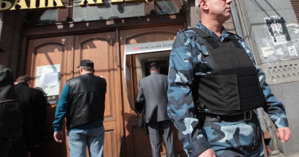 Страсти вокруг "Крещатика": вкладчики корят КГГА, городская власть кивает на соакционеров