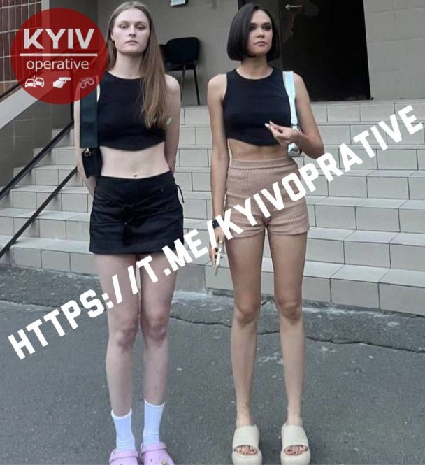 Поліція затримала сестер, які влаштували у Києві танці на могилах військових