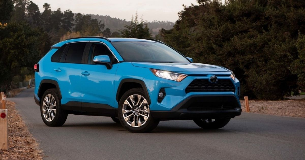 Какой автомобиль выбрать вместо популярного кроссовера Toyota RAV4