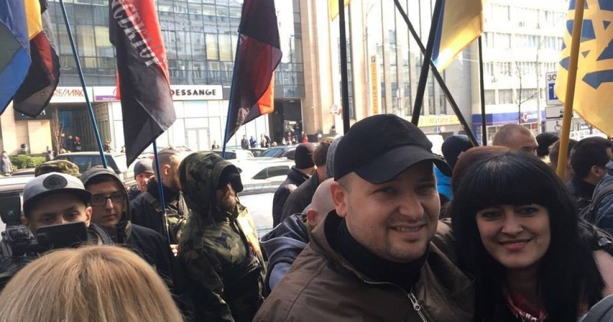 активісти замуровують вхід до Сбербанку_3 / © Национальный корпус