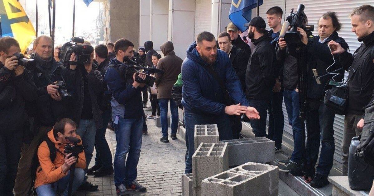 активісти замуровують вхід до Сбербанку_1 / © Национальный корпус