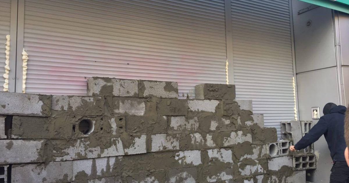 активісти замуровують вхід до Сбербанку_2 / © Национальный корпус