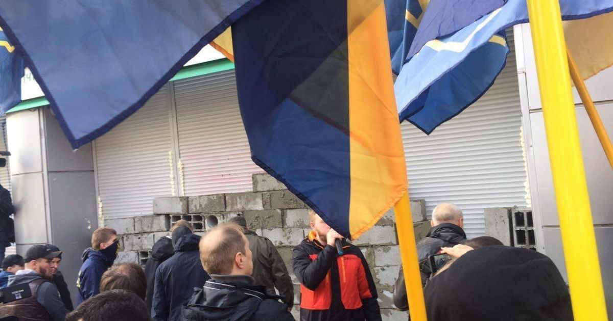 активісти замуровують вхід до Сбербанку_6 / © Национальный корпус