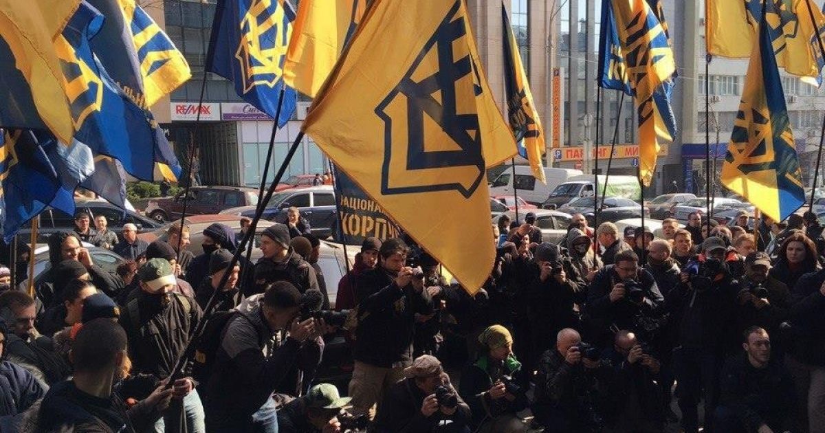 активісти замуровують вхід до Сбербанку_11 / © Национальный корпус