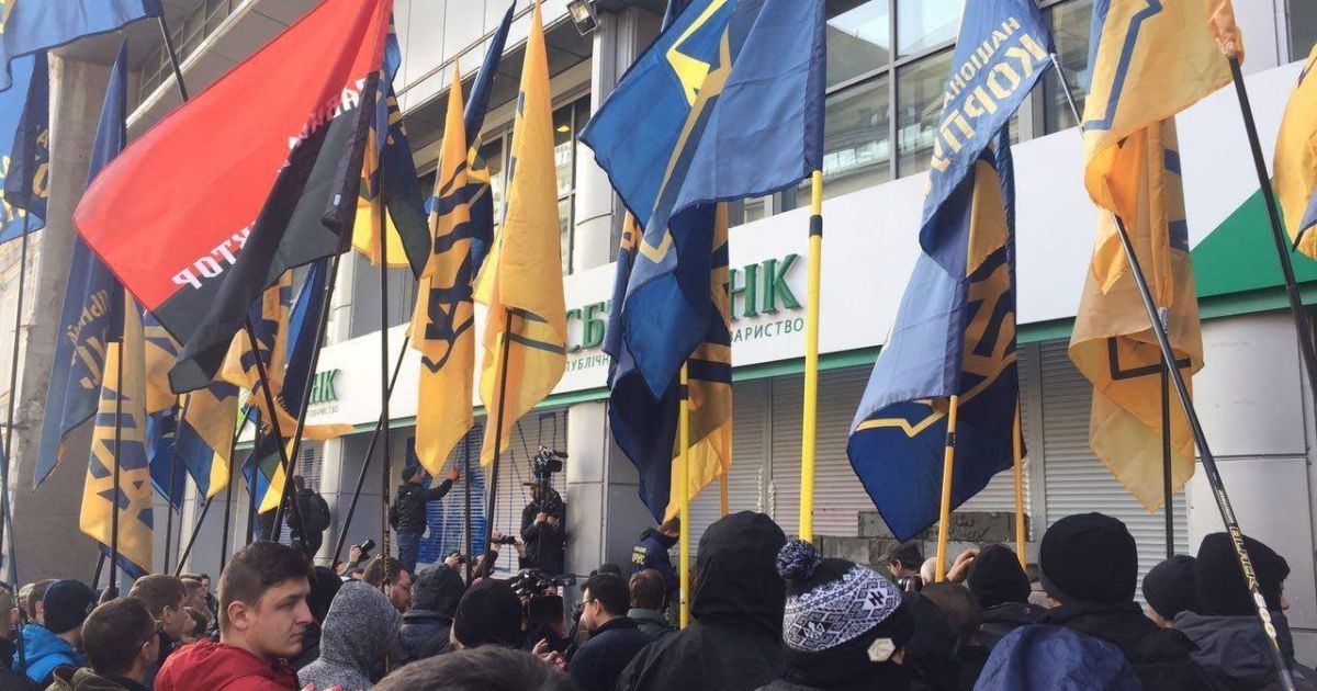 активісти замуровують вхід до Сбербанку_9 / © Национальный корпус