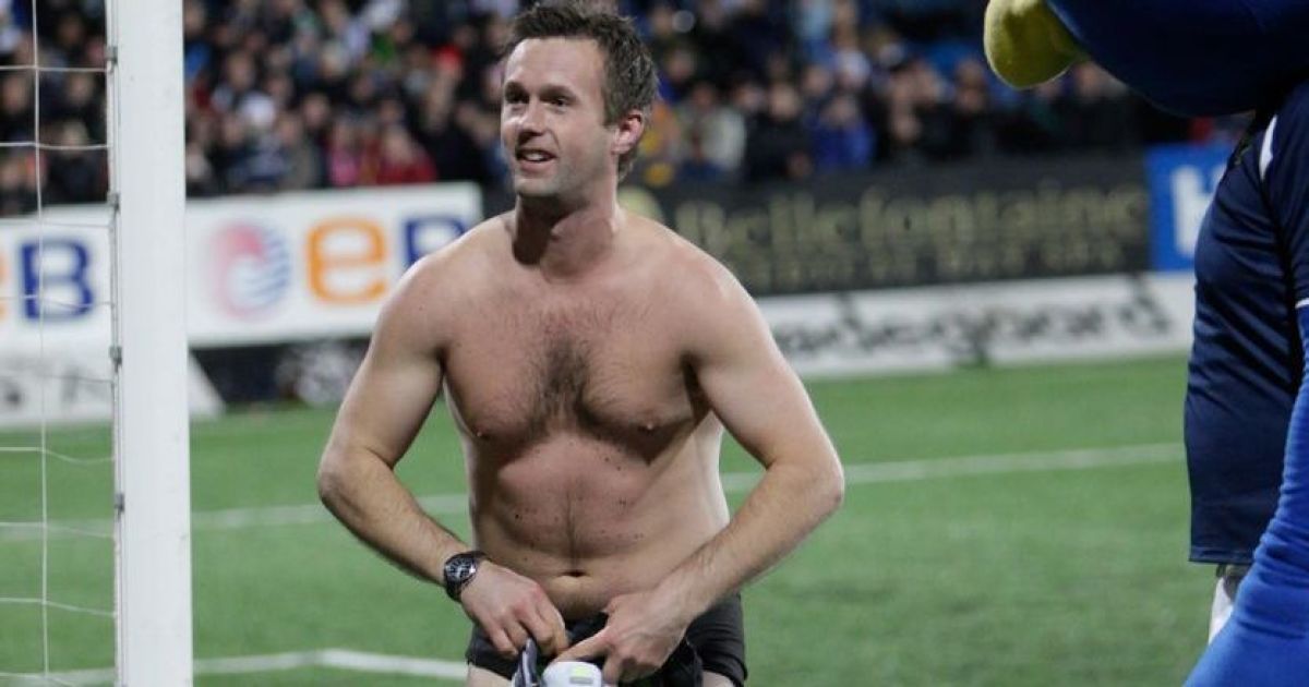 Тренер норвежского клуба вышел к своим футболистам почти голым только чтобы...