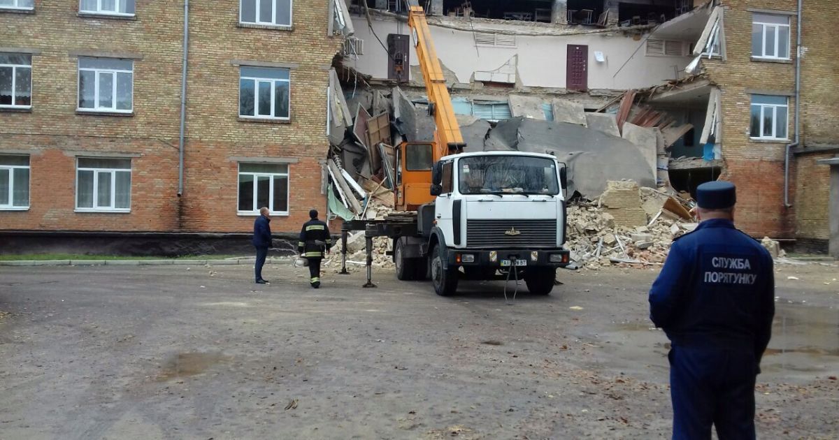 Причиною обвалу школи у Василькові міг стати старий фундамент та каналізація – віце-прем'єр