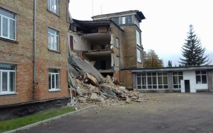 Падала штукатурка і хлопці жартували, що стіна впаде – учні васильківської школи про обвал