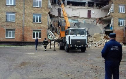 Причиной обрушения школы в Василькове мог стать старый фундамент и канализация – вице-премьер