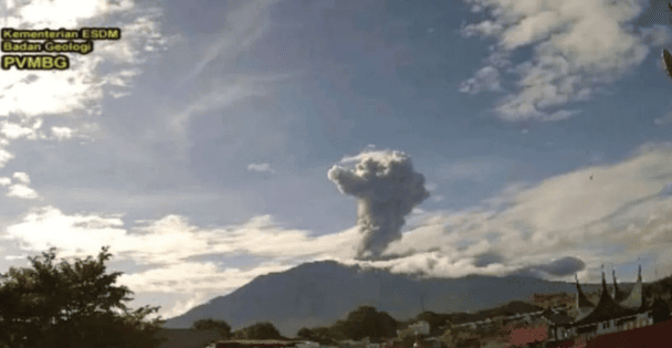 Вулкан Марапі вивергається, викидаючи попіл на висоту 1,6 км над Західною Суматрою / © antaranews.com