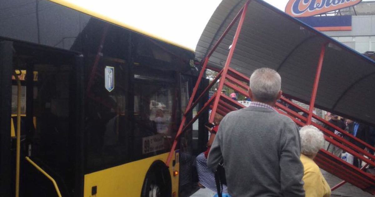 У Києві автобус протаранив зупинку з людьми