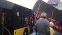 У Києві автобус протаранив зупинку з людьми