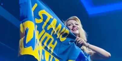 Українські пісні та виступ Зеленського: Оля Полякова у синьо-жовтій сукні відіграла концерт у США