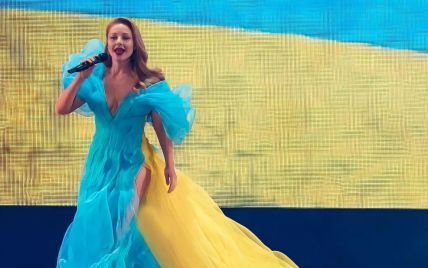 Она роскошная: Тина Кароль в голубо-желтом платье выступила в Японии в поддержку Украины