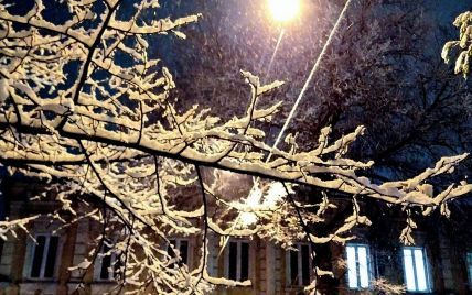 Киев с ночи начало заметать снегом