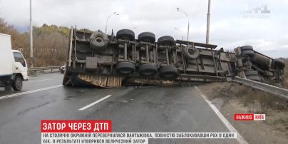 У Києві перекинулася фура і ускладнила рух кільцевою дорогою