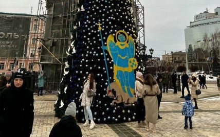 На ялинці в Києві встановили цікаву деталь: найбільше приваблює містян (фото)