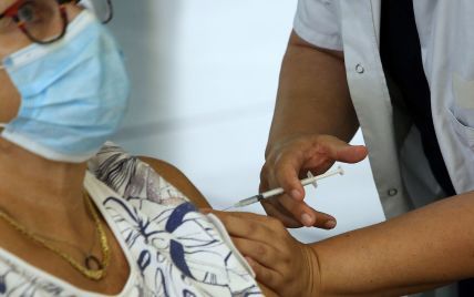 Обов'язкова вакцинація у Франції: за день на щеплення проти COVID-19 записалися понад мільйон громадян