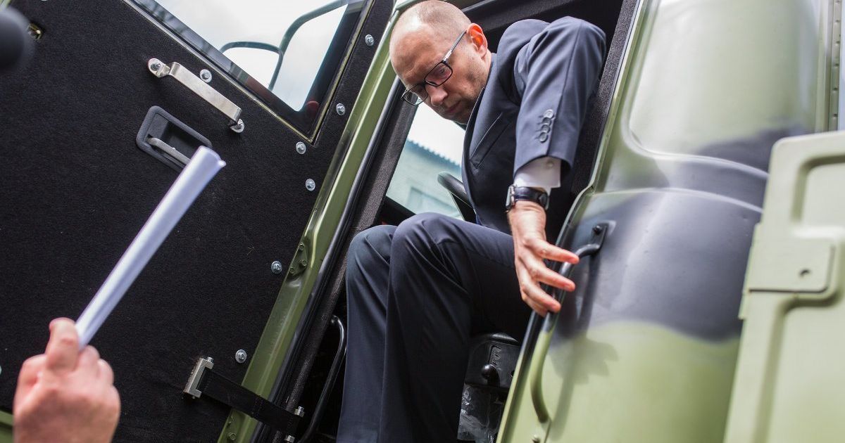 Яценюк инициировал снятие пошлин с импортных б/у авто