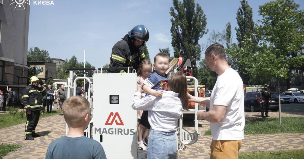 У Києві горіла багатоповерхівка: з охопленого вогнем будинку врятовано трьох дітей та вісьмох дорослих