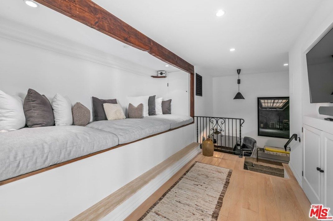 Шарлиз Терон продает собственное элитное поместье. Фото: TheMLS / © 