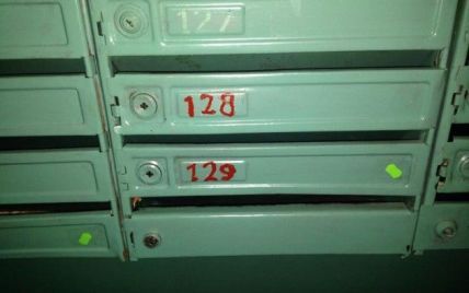 Журналісти спробували дізнатися, хто розклеює таємничі стікери на поштових скриньках у Києві